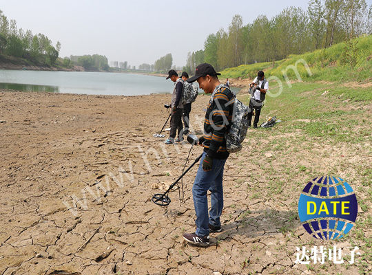 歐洲男使用進口地下金屬探測器探測尋找到了古代一枚金戒子