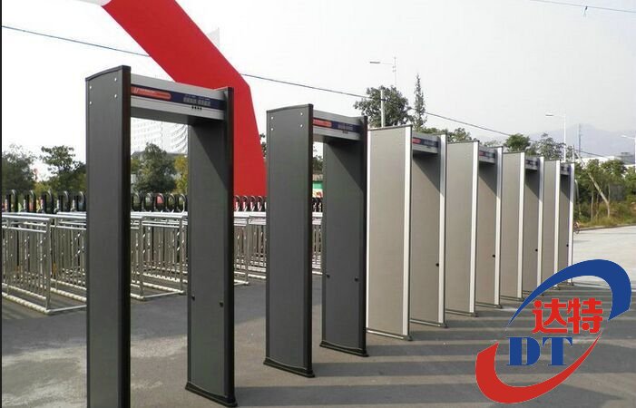 河南鄭州會(huì)展中心采購(gòu)我公司達(dá)特金屬安檢門(mén)安裝完畢.